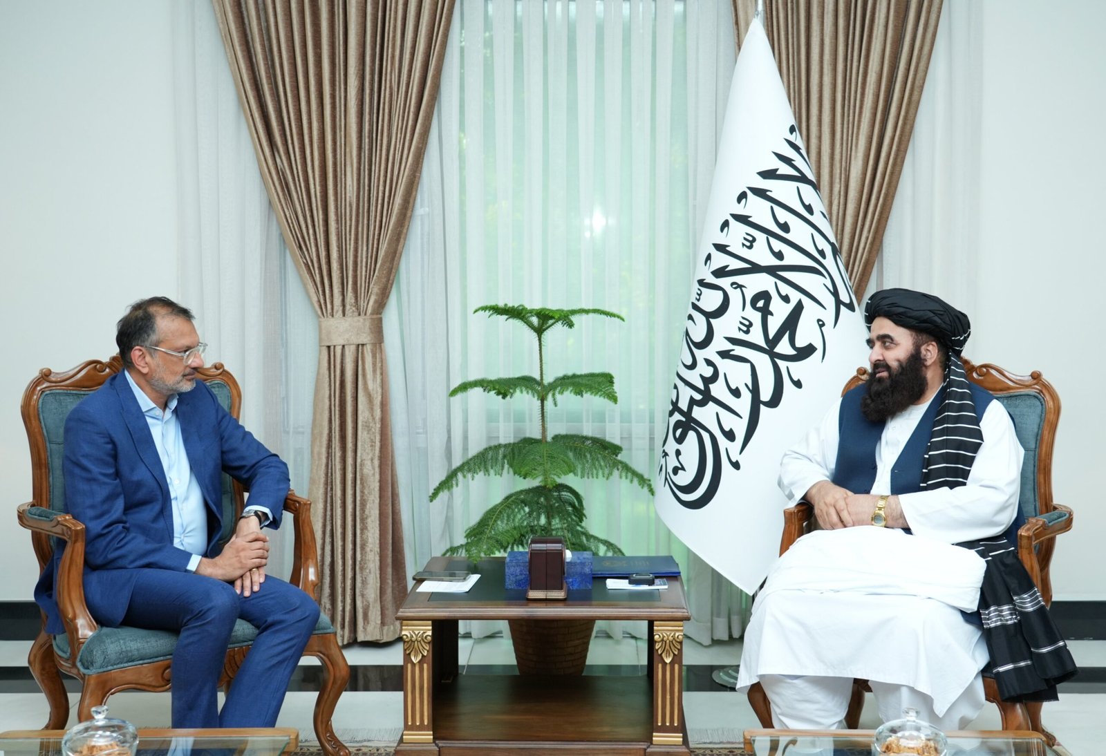 رایزنی امیرخان متقی و مقام سازمان ملل درباره بازگشت مهاجران افغان